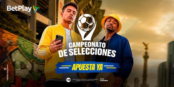 Pieza de BetPlay «Campeonato de Selecciones» con dos aficionados, un celular y un balón